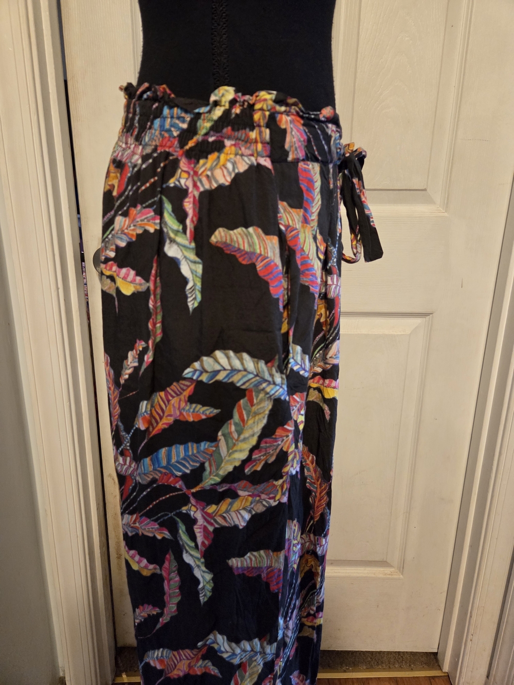 APNY Wide-Leg Tropical Print Pants - Black with Multicolor Leaf Pattern - Picture 5 of 9